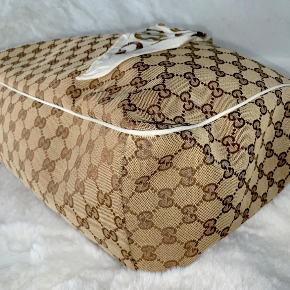 💥AUTHENTIC💥 GUCCI  Canvas  Beige has clean inside and out.  Serious offers